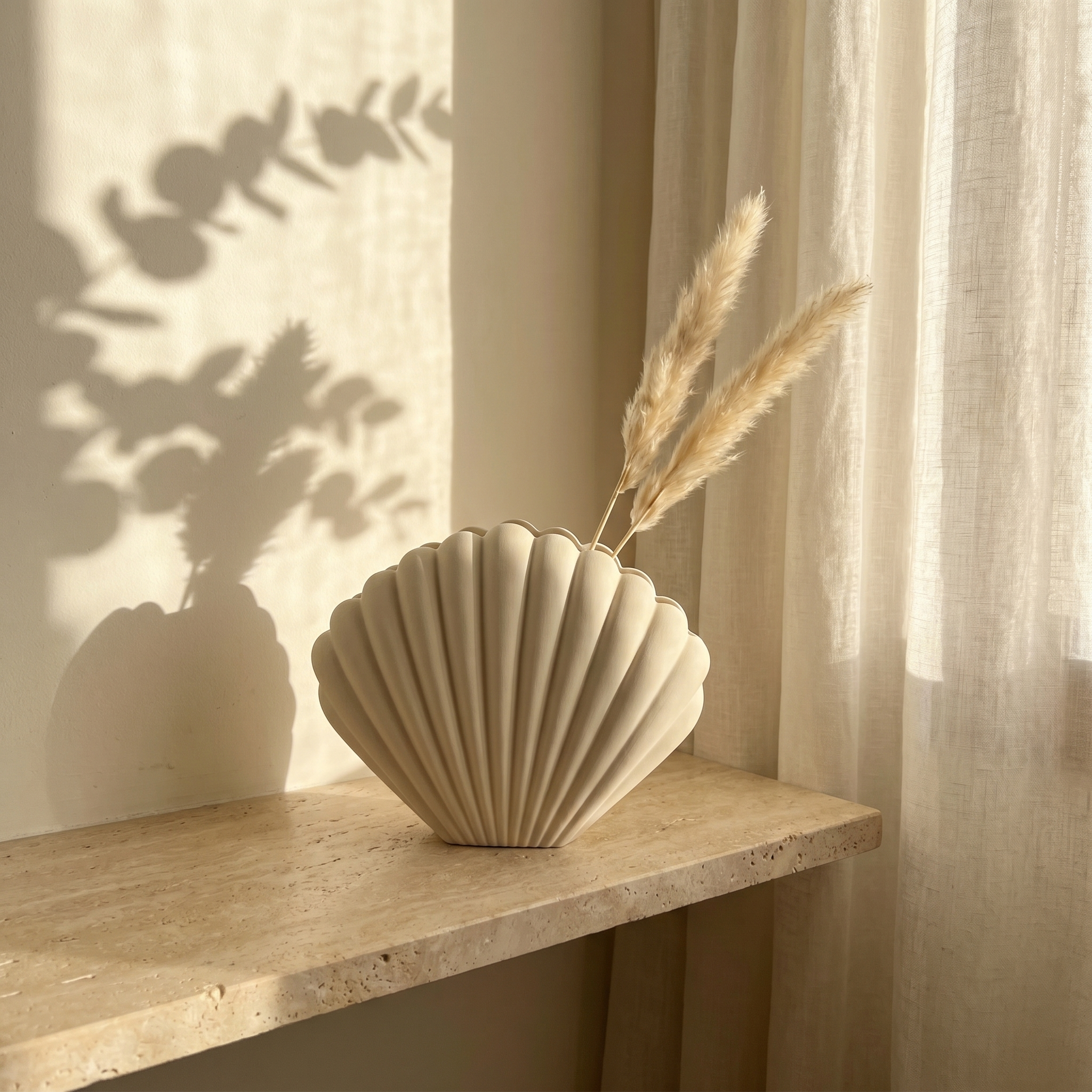 Conca Vase, Lifestyle auf Travertin-Sideboard mit Pampas und Eukalyptus-Schatten