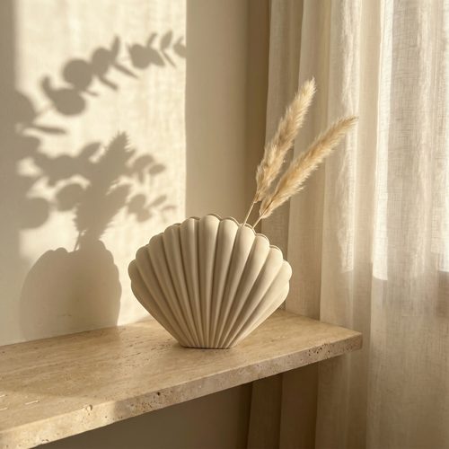 Conca Vase, Lifestyle auf Travertin-Sideboard mit Pampas und Eukalyptus-Schatten