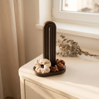 Haargummi-Halter Mira in Braun, Lifestyle am Fenster