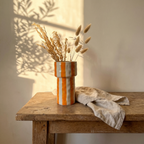 Vase Lido in Orange, Lifestyle auf Eichenkonsole