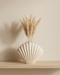 Conca Vase mit Pampasgras, Look auf Holzbrett vor warmer Wand