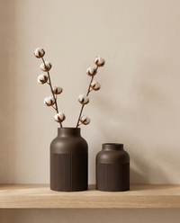 Kiri Vasen-Set in Braun mit Baumwolle, Look auf Holzbrett vor warmer Wand