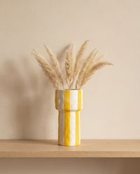 Vase Lido mit Pampasgras, Look auf Holzbrett vor warmer Wand