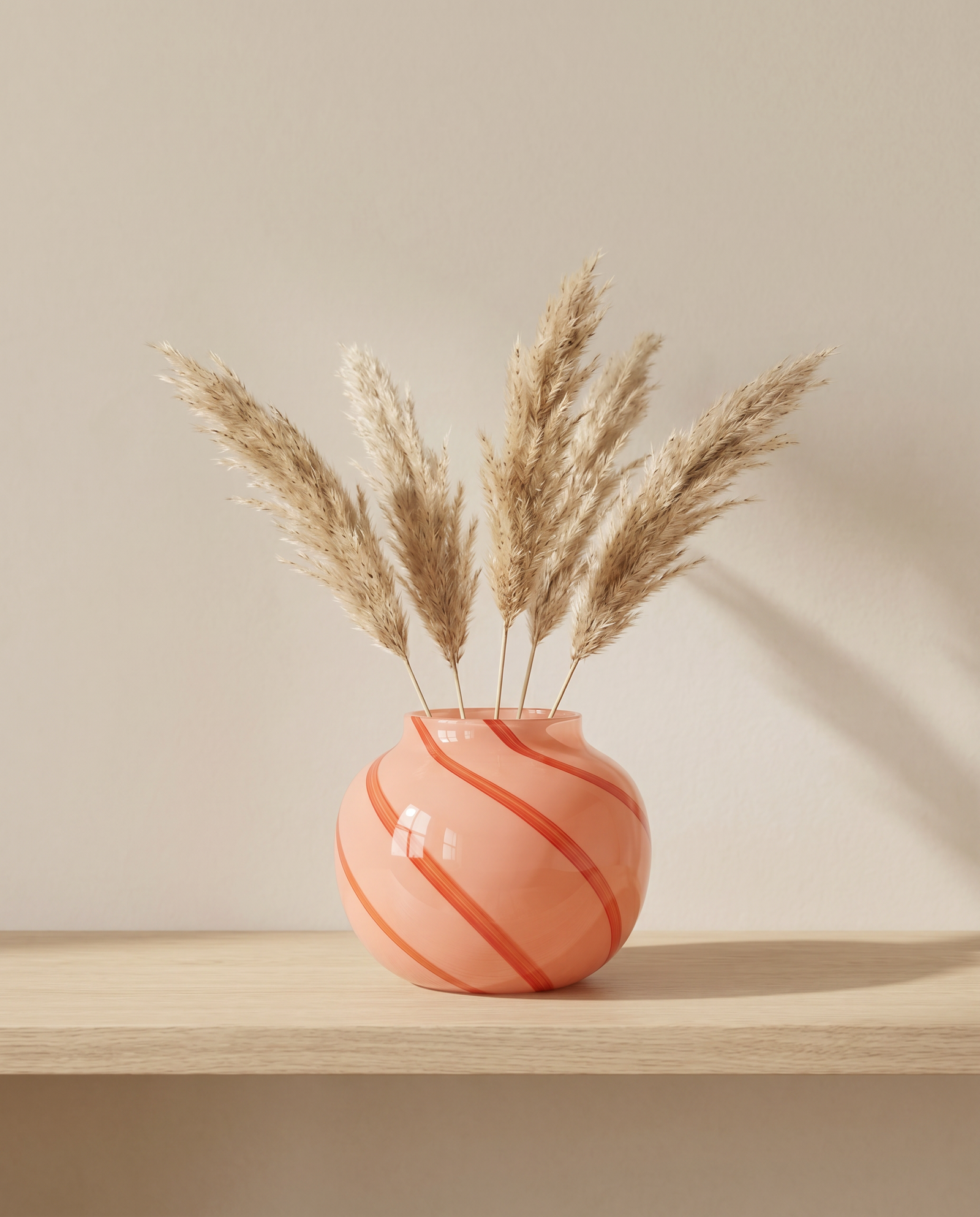 Vase Pomelo mit Pampasgras, Look auf Holzbrett vor warmer Wand