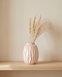 Solea Vase mit Pampasgras, Look auf Holzbrett vor warmer Wand