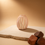 Solea Vase, Wabi-Sabi Editorial auf Travertin-Sockel