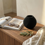 Spira Vase in Schwarz, Lifestyle auf Holzkonsole