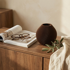 Spira Vase in Braun, Lifestyle auf Holzkonsole