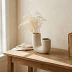 Vase Arco, Lifestyle auf Eichenkonsole