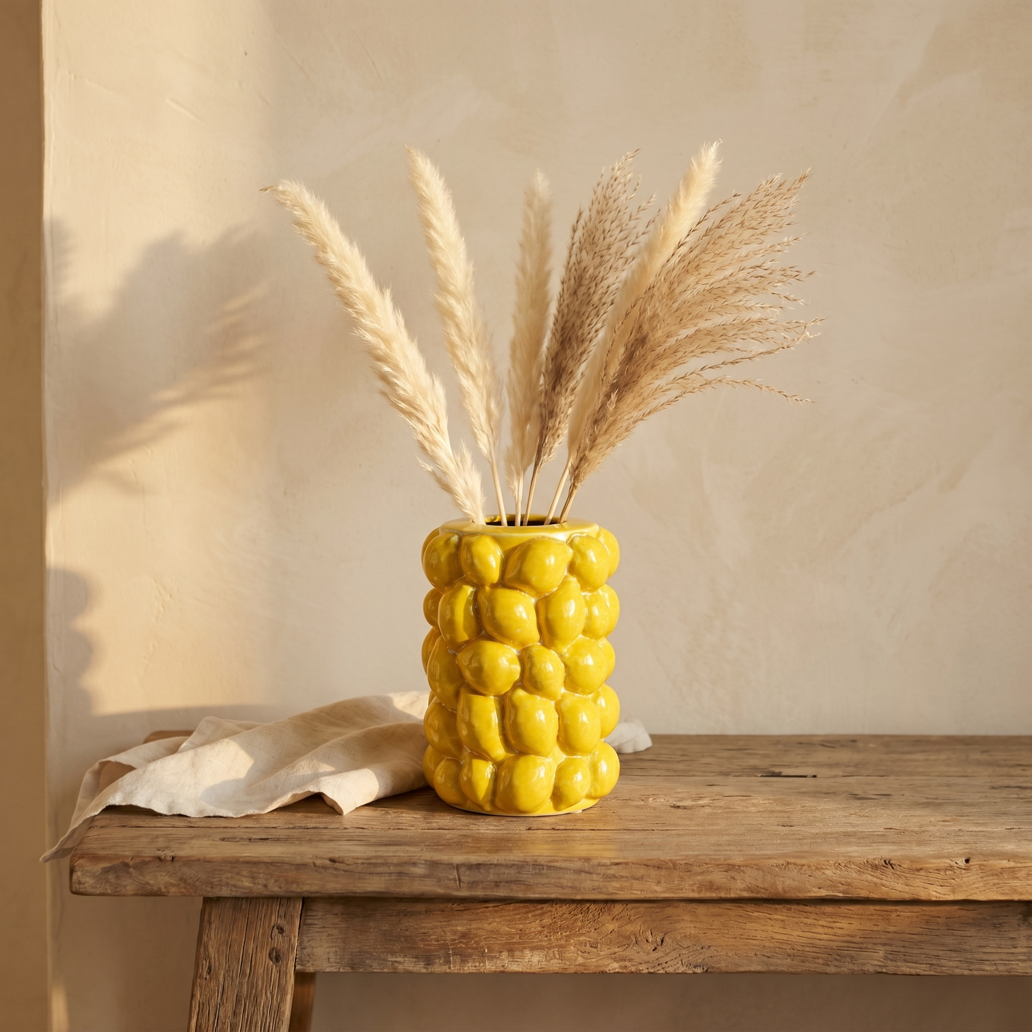 Vase Zitrone, Lifestyle auf Eichenkonsole